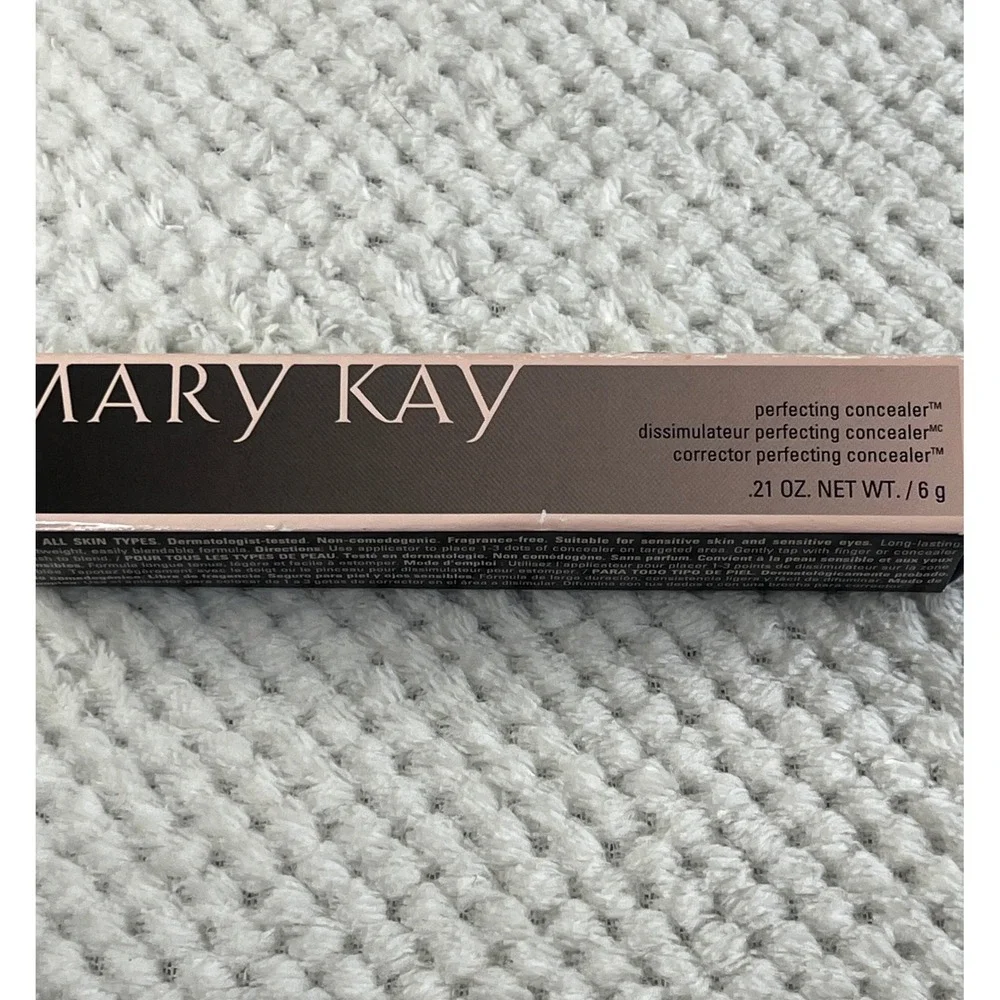 Mary Kay Unlimited Lip Gloss Iconic Red 153475 New In Box 0.13 fl‎ oz 3.9ml